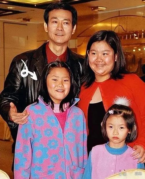 同样是郑少秋的4个女儿，现状差距却堪比云泥之别