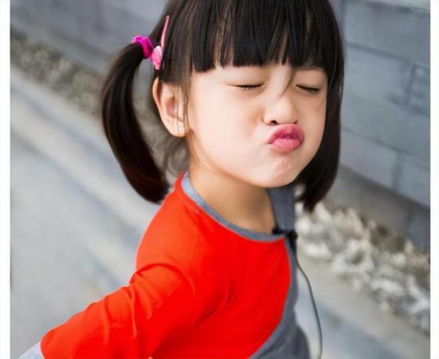 田亮父女拍广告，森碟身高直追爸爸，长得像孪生兄妹