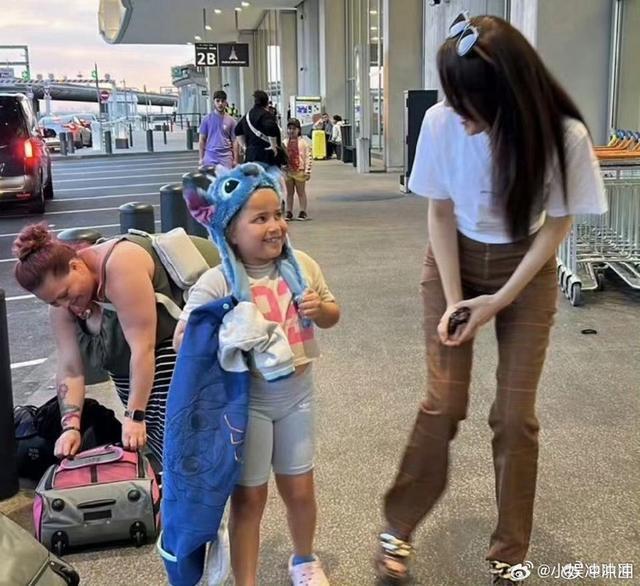 曾黎巴黎时装周机场到达路透 出众气质吸引外国友人围观