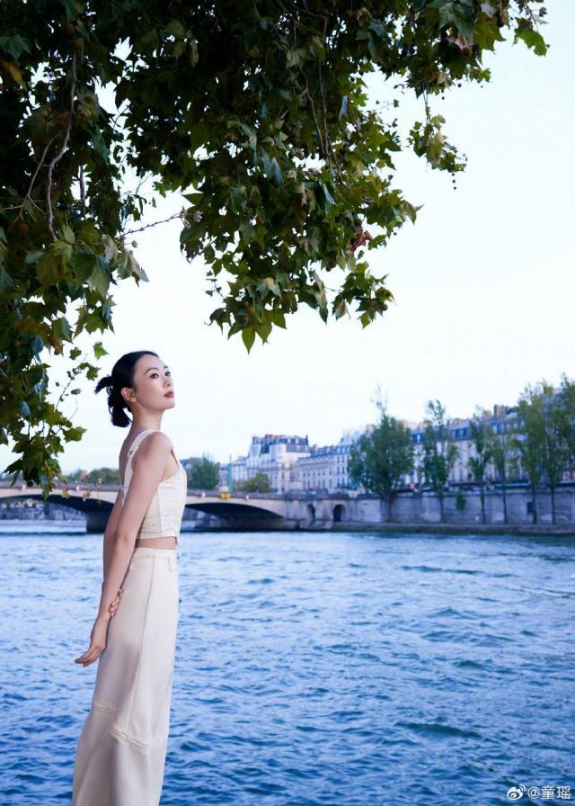 童瑶穿白色新中式套装 纯洁优雅如东方茉莉