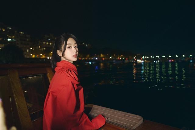 杨紫巴黎夜景街拍大片曝光 合影埃菲尔铁塔一身红明艳动人