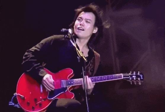 还记得“暂时将你眼睛闭了起来”的伍佰吗？来听粉丝唱歌了？