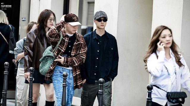 网友在巴黎偶遇王一博拍画报 白发配墨镜酷帅有型