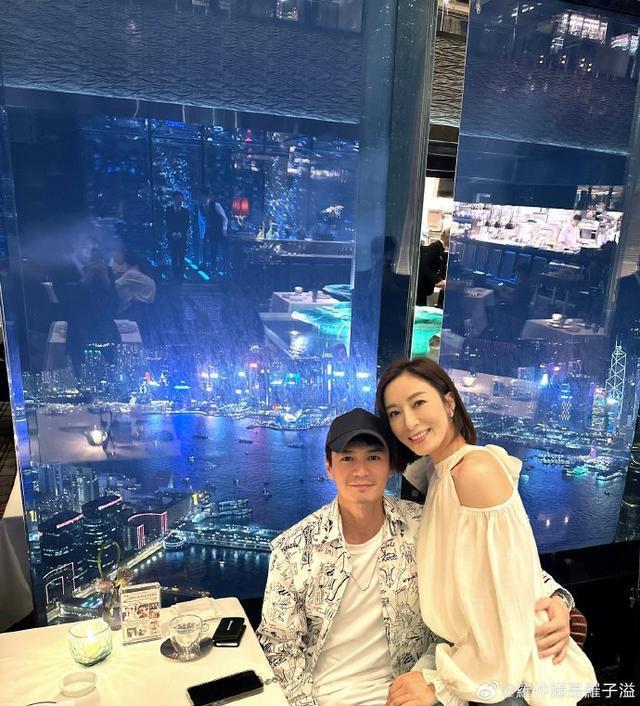 罗子溢杨茜尧晒照庆祝结婚7周年 共进烛光晚餐氛围浪漫