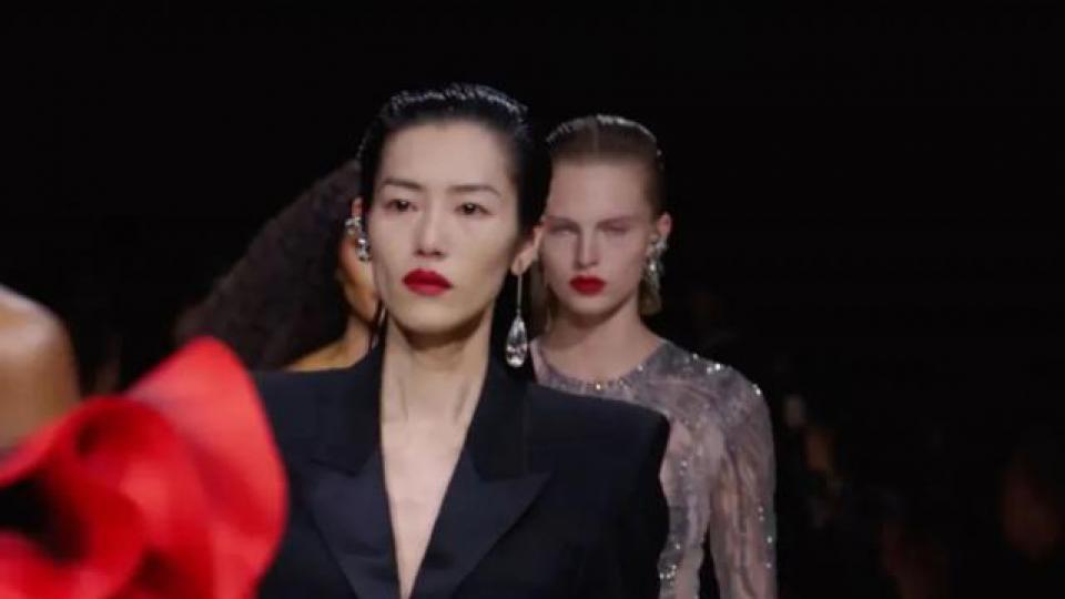 多大委屈啊？搞得刘雯和Naomi边走秀边哭