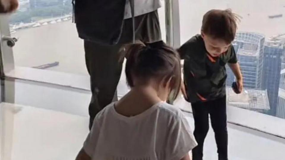 撒贝宁全家出游，一路为儿子摄像，孩子笑容超治愈