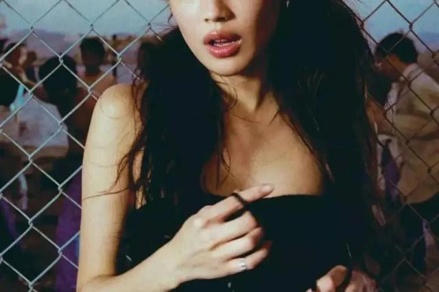 她曾被母亲虐待，两度被男人抛弃，如今却活成人间理想！