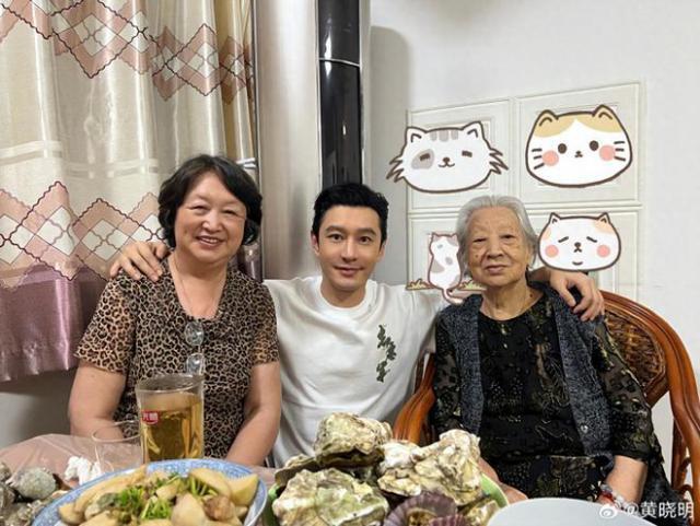 田震中秋国庆不回家，晒澳洲豪宅绝美海景，庭院精美像植物园