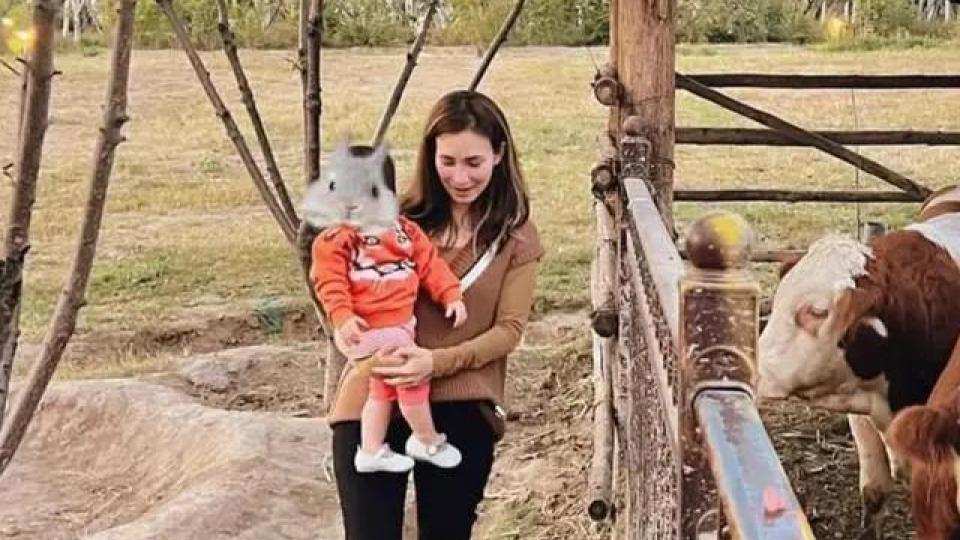 卢靖姗久违晒娃，母女同框画面温馨有爱，1岁女儿已经学会走路