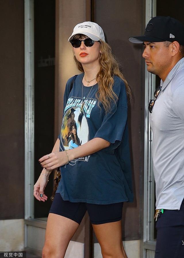 泰勒·斯威夫特离开纽约录音室 穿T恤热裤秀长腿