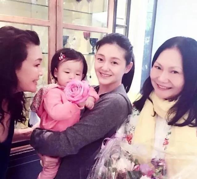 张兰现身户外直播引围观，穿金戴银贵气十足，一身金饰超抢镜