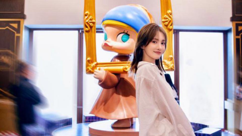 金晨穿白衬衫逛游乐园 与玩偶合影气质甜美