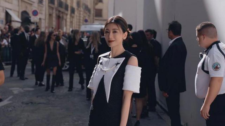 贾静雯巴黎时装周写真释出 着黑白配色短裙知性优雅