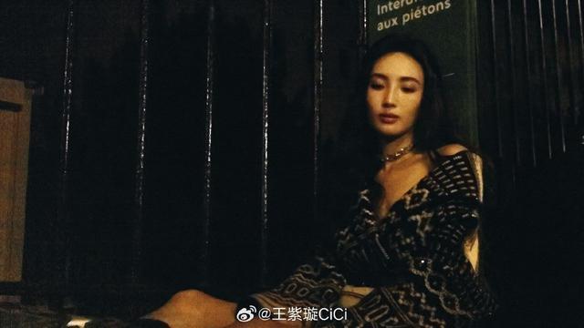 王紫璇巴黎街头漫步大片释出 露肩深v上衣搭复古卷发气质佳