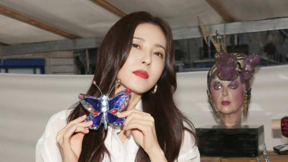 曾黎黑色裤装造型亮相干练优雅 长卷发吸睛