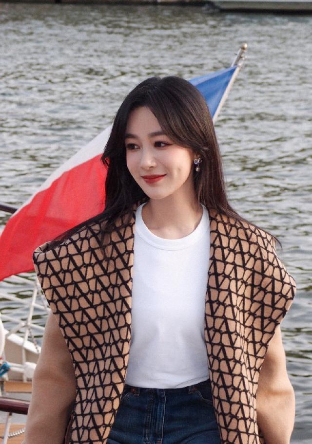杨紫巴黎街拍大片释出 着双面大衣解锁初秋美拉德穿搭