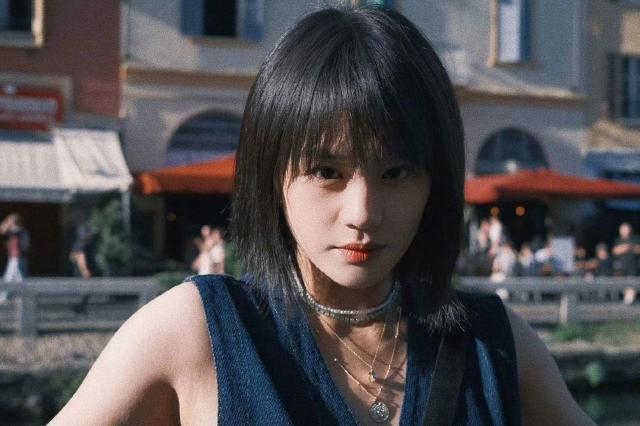 马思纯巴黎街拍太美了！8套私服全种草，打底衫 牛仔裤这套太太太显瘦了！