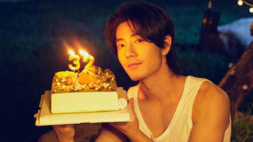 肖战晒照庆32岁生日