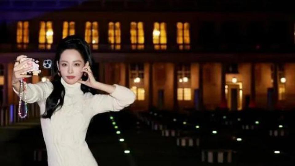 张嘉倪被除名后再登报，被扒拿《厌女》摆拍，摄影师也来“倒油”