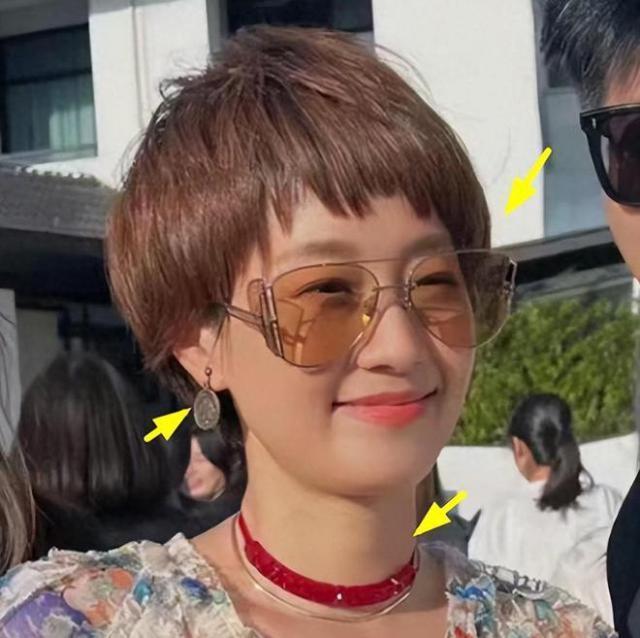 47岁马伊琍参加婚礼，皮肤泛黄显沧桑，和向佐郭碧婷同桌无交流！