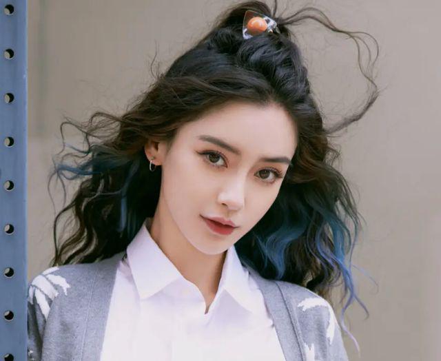 杨颖疑似删除大量负评，粉丝网暴多名热评网友，难怪她会沉默