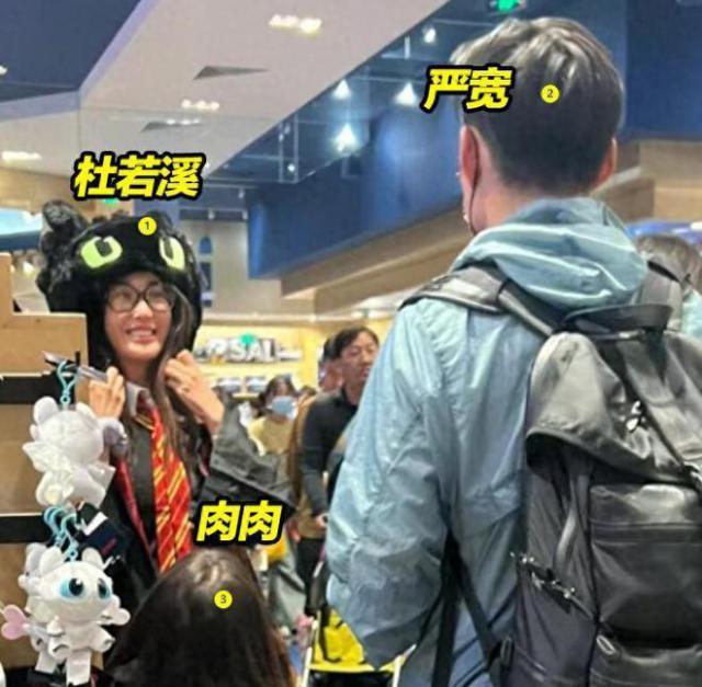 严宽一家3口被偶遇，44岁严宽变黑变壮，老婆扮可爱女儿被忽略！
