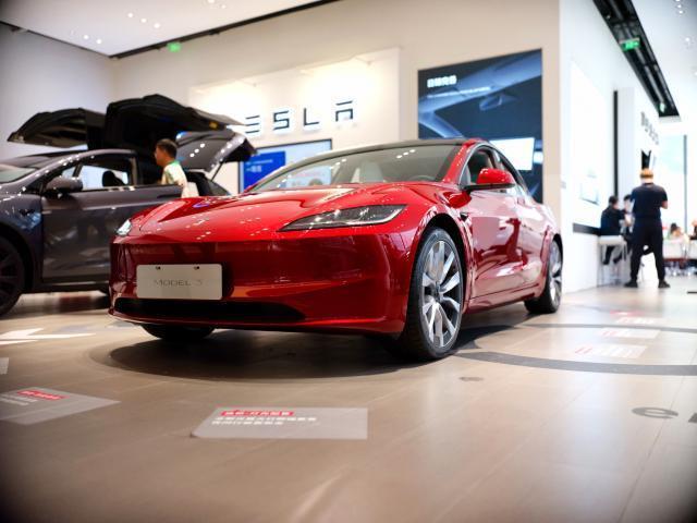 “开箱”特斯拉Model 3焕新版：对Model S的“深度模仿”