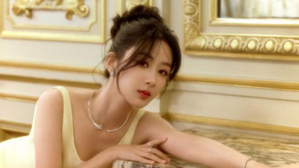 杨紫穿露背黄裙温柔优雅 凹凸有致身材吸睛