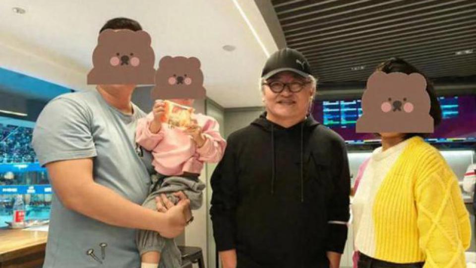 60岁刘欢陪爱妻看球满头白发，付笛生夫妇也露面