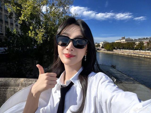 杨紫晒巴黎旅程plog 穿精致衬衫套装闪耀浪漫之都