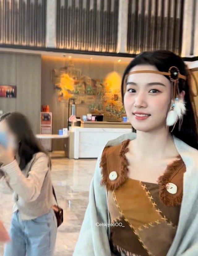 卢昱晓《王牌对王牌》美拉德造型曝光 甜笑和路人比心