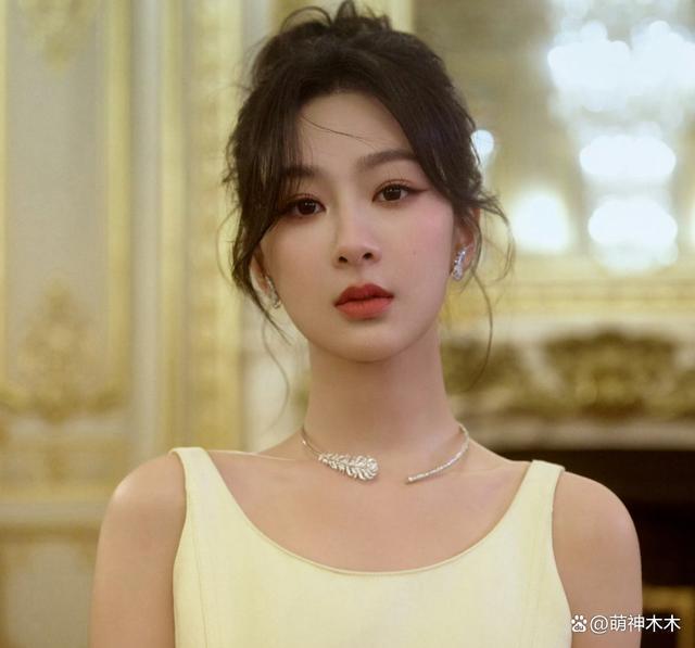 杨紫强凹美女人设，穿高定佩戴超70万珠宝，摆拍反被嘲