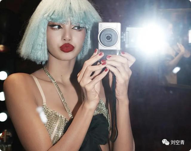 刚出的大瓜？她是要当妈妈桑了？