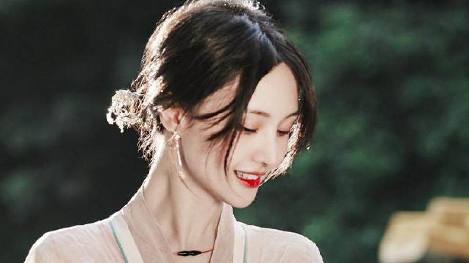 郑爽吃大餐住豪宅，被曝身家6亿却不履行判决，躲国外生活优渥