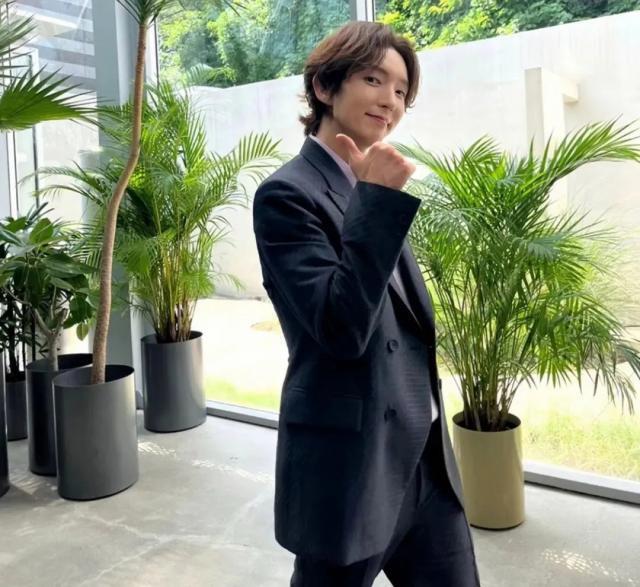 自律到7年不吃碳水，41岁的他居然长这样……