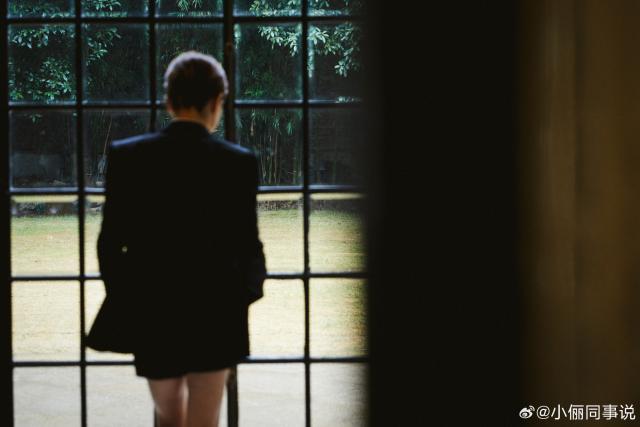 孙俪穿西装露美腿干练飒爽 双手插兜显气场