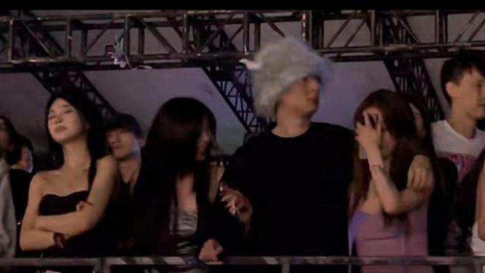 王思聪搂新女友蹦迪 女方年仅23岁身材傲人爱跳舞