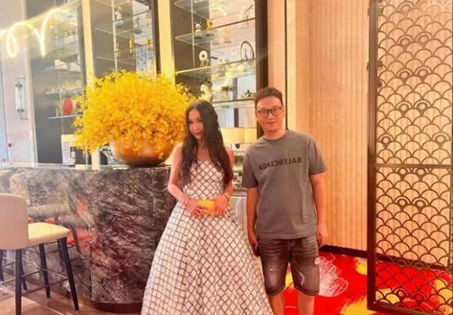 57岁温碧霞小县城商演太掉面，戴5种配饰，十级美颜仍难掩沧桑！