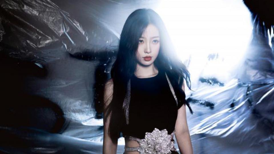 虞书欣穿黑裙腰间镂空 戴墨镜又甜又酷