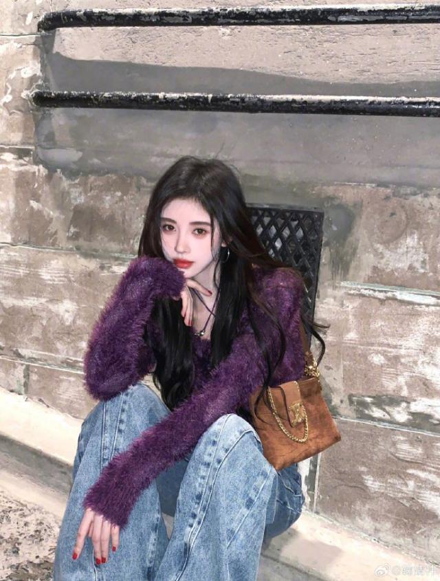 鞠婧祎晒街边随拍 眼神迷离似少女