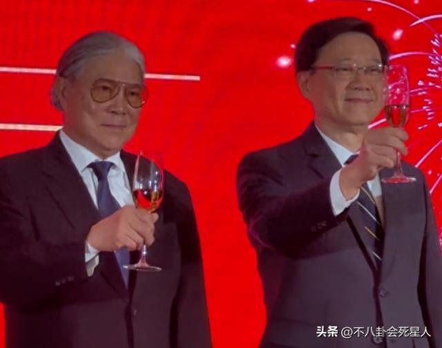 霍启刚亚运会后人气“升级”，回港被争先合照，娶对妻子很重要