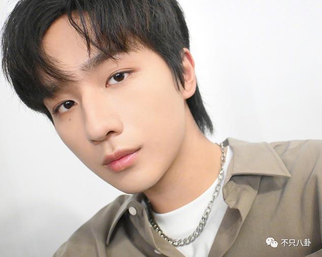 不仅恋爱还把女友锁别墅？这下都在担心他还能不能红了！