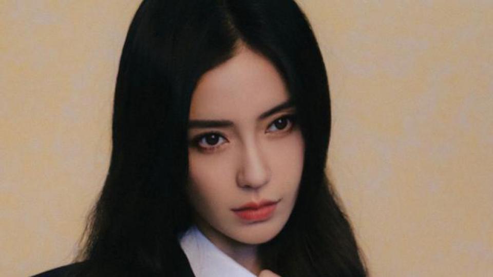 杨紫新照P图过度被嘲，脖子又细又长，网友调侃借了范丞丞的脖子