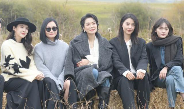 章子怡高圆圆罕见同框，两人同岁状态差距明显