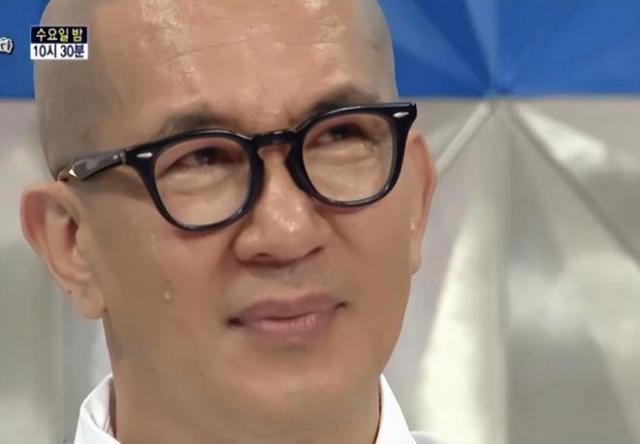 具俊晔晒最新耍酷照，倚靠在摩托车旁自拍，比以前更年轻了