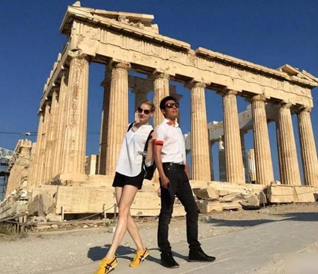 撒贝宁儿子正脸照曝光颜值高 小撒狂拍照父爱满满