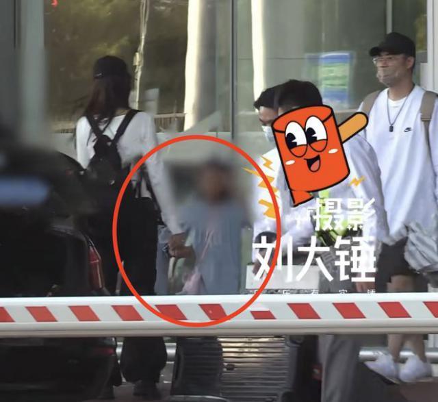 陈赫携家人现身看张子萱笑容宠溺 俩女儿穿姐妹装