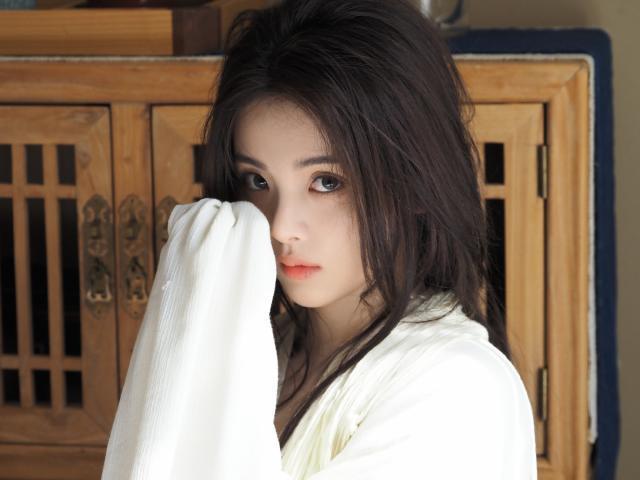 杨超越穿白色古装发丝凌乱 气质清冷惹人怜