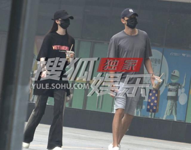 林更新再换新女友！两人牵手搂抱，女方肤白貌美像某爽