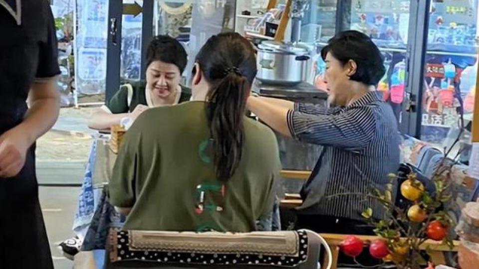 四太到上海帮奚梦瑶带娃 和保姆一起照顾孙子孙女